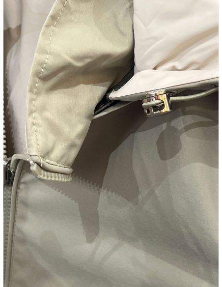 Giacca reversibile con cappuccio e vita regolabile.