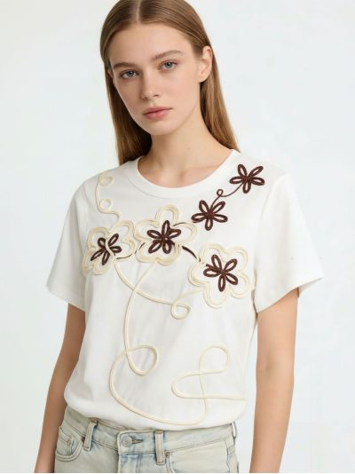 T-shirt in cotone bicolore con ricamo floreale