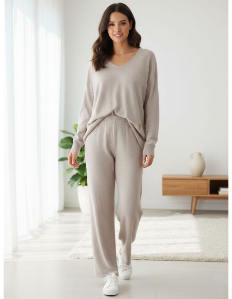 Completo maglione e pantaloni con scollo a V