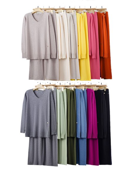 Completo maglione e pantaloni con scollo a V