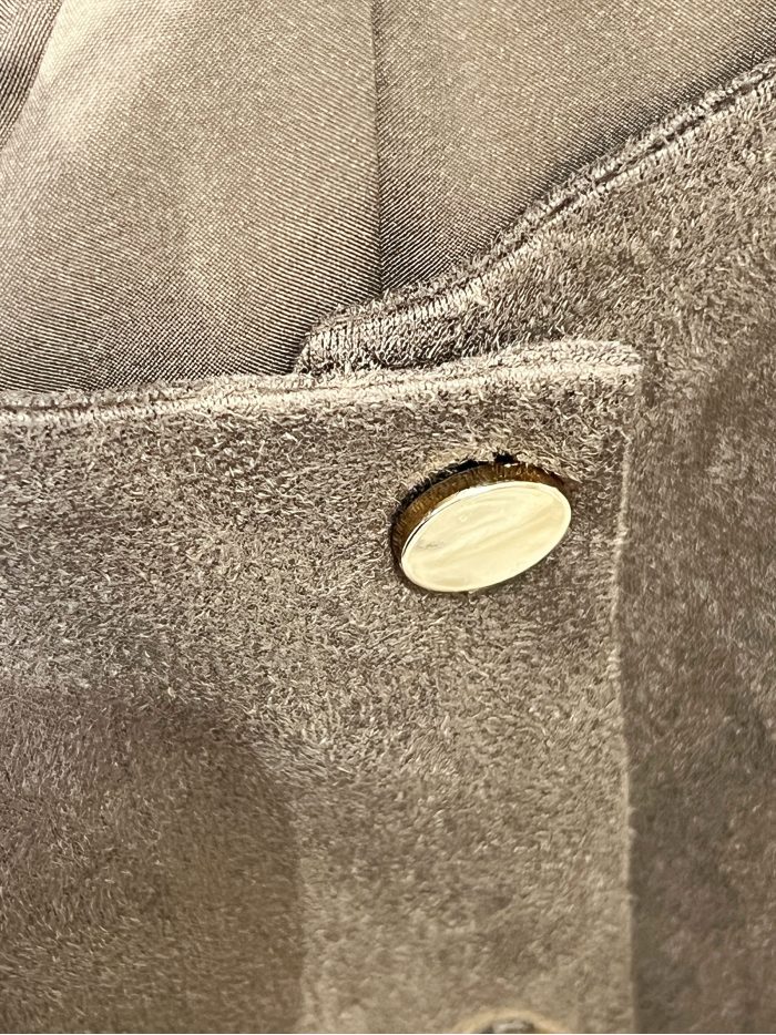 Gilet aderente in finta pelle scamosciata con bottoni