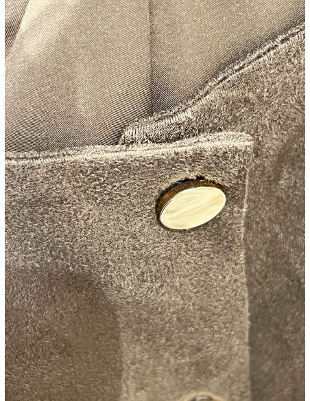 Gilet aderente in finta pelle scamosciata con bottoni