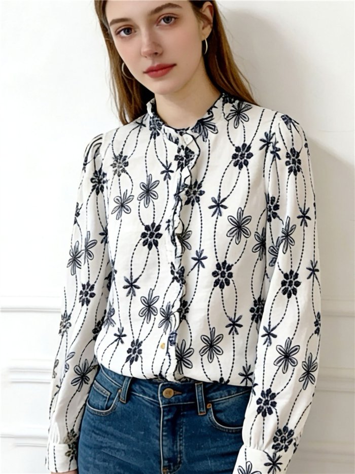 Blusa com babado frontal e estampa floral.