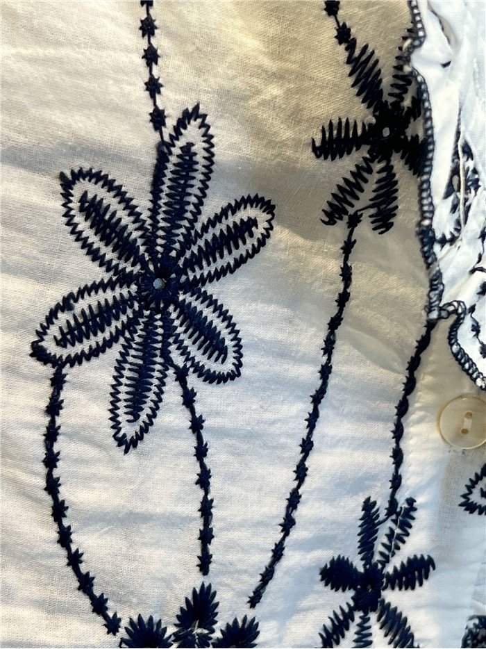 Blusa com babado frontal e estampa floral.