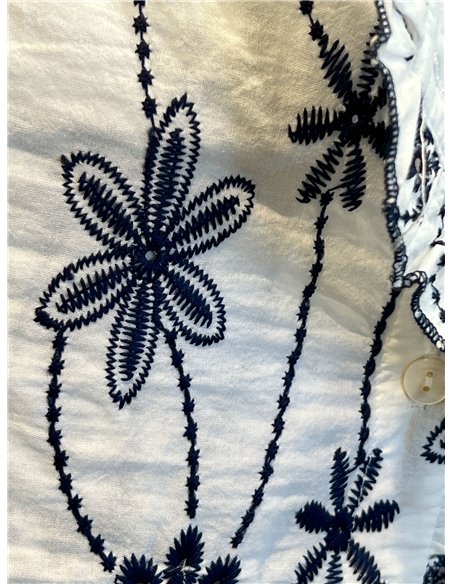 Blusa com babado frontal e estampa floral.