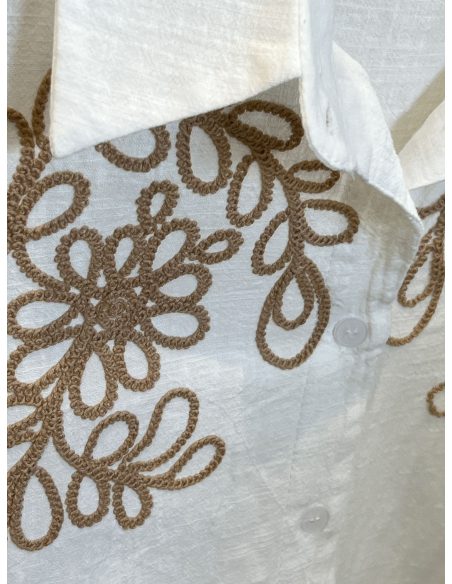 Camisa con bordado floral en relieve