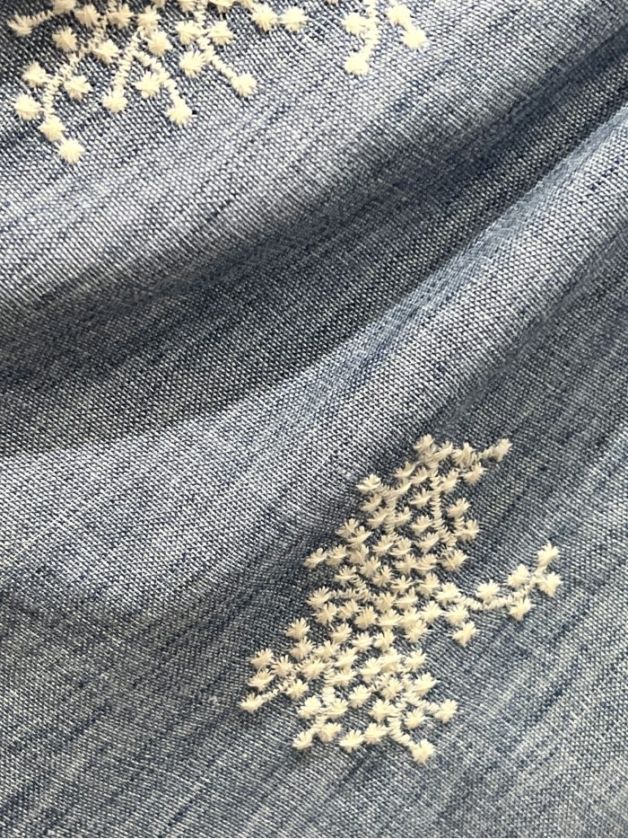 Pantaloni palazzo blu con ricami effetto lino