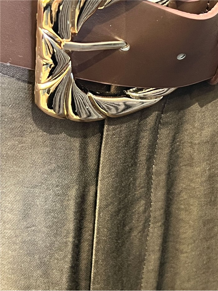 Calças palazzo brilhantes com cinto.