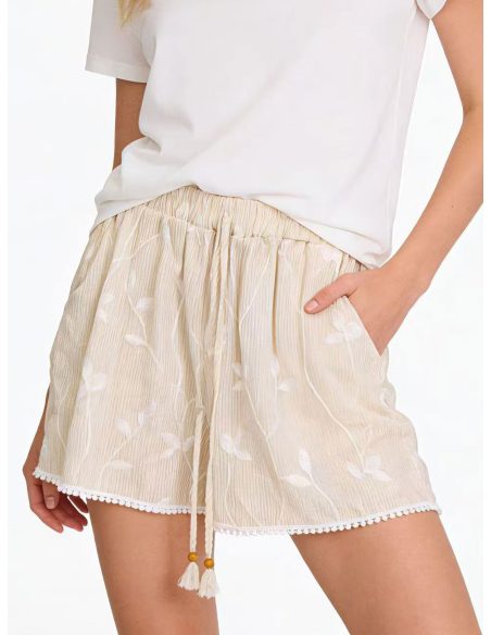 Short bordado hojas puntillas