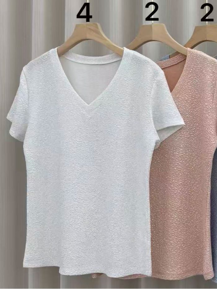 Camiseta com decote em V e glitter