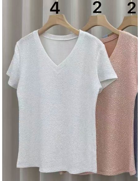 Camiseta com decote em V e glitter