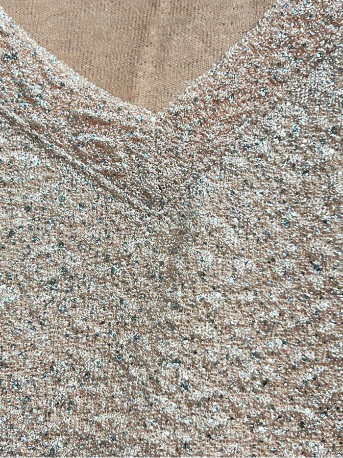 Camiseta com decote em V e glitter