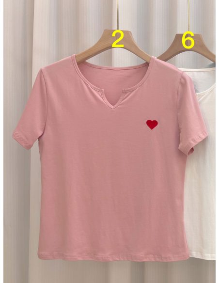 Camiseta com bordado de coração