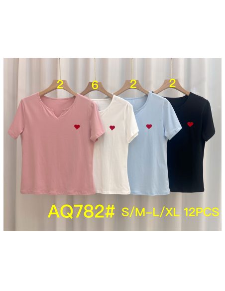 Camiseta com bordado de coração