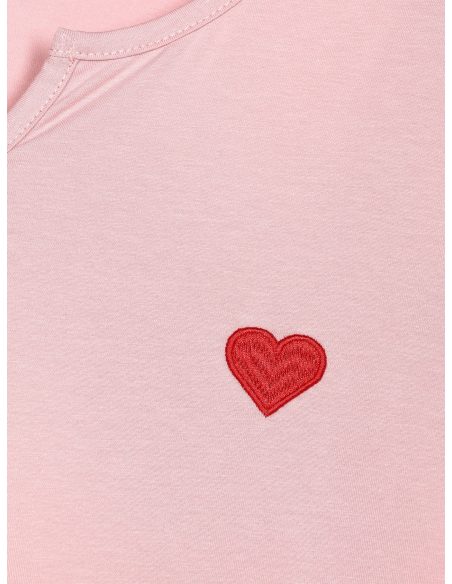 Camiseta com bordado de coração