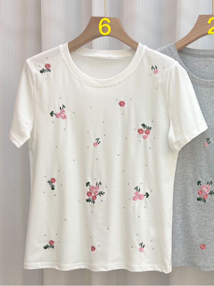Camiseta floral bordada
