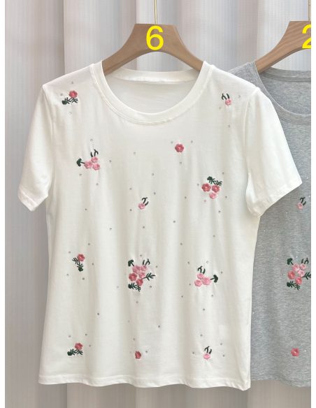 Camiseta floral bordada