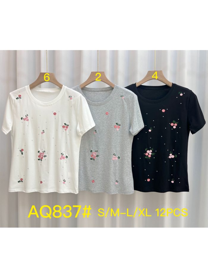 Camiseta floral bordada