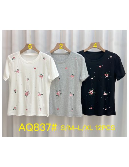 Camiseta floral bordada