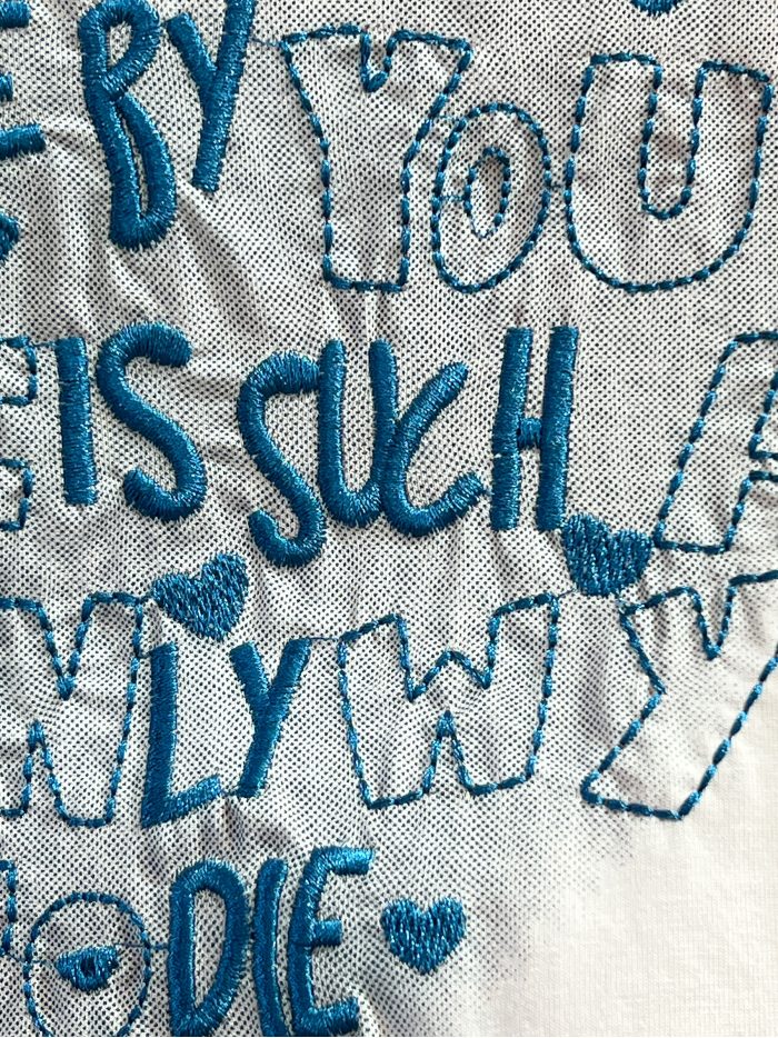 Camiseta texto corazones