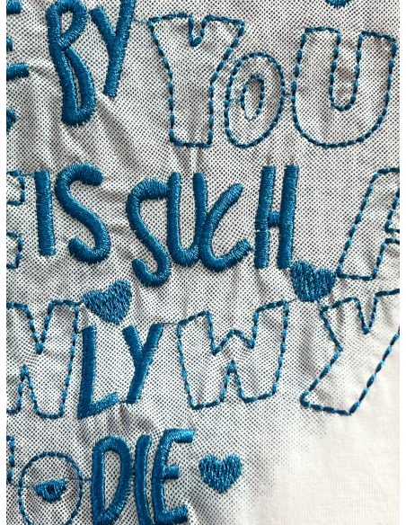 Camiseta texto corazones