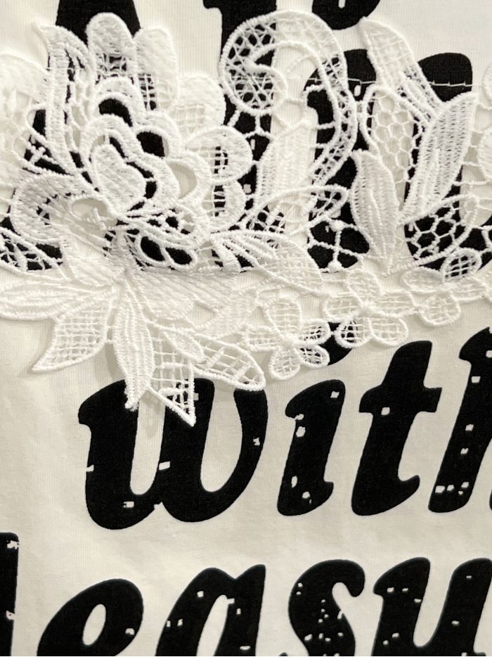 Maglietta in pizzo con testo