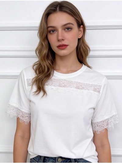 Camiseta folgada com renda e strass