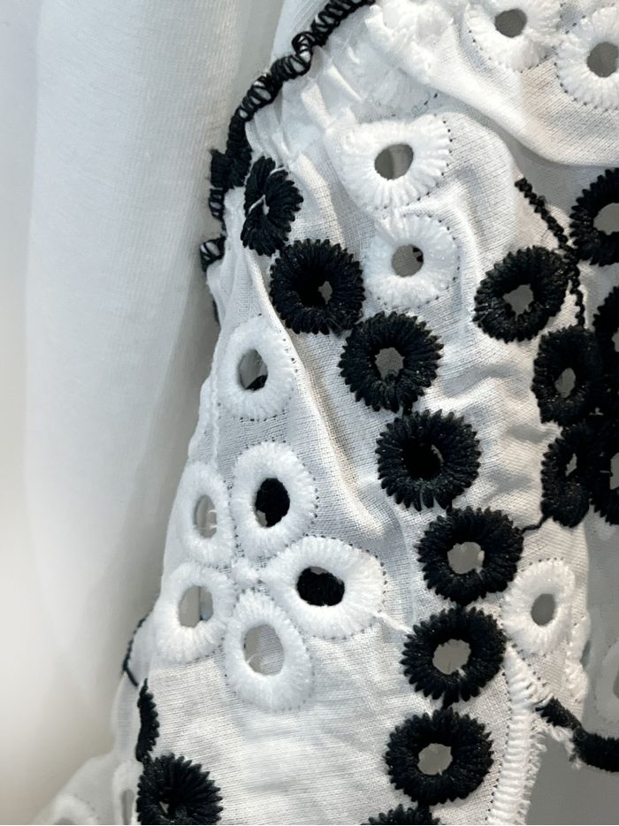 Camiseta com mangas bufantes bordadas