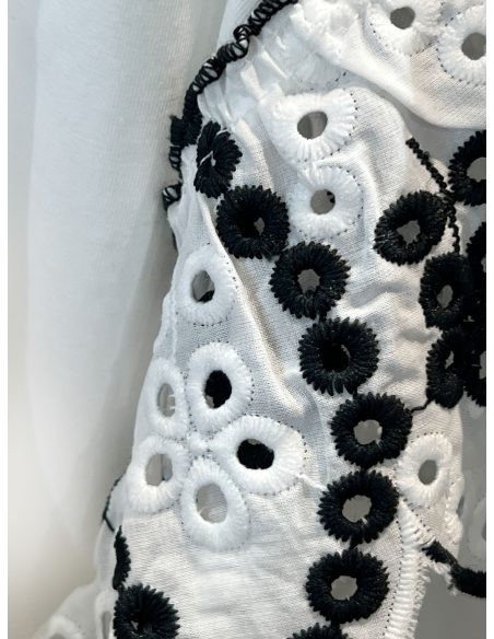 Camiseta com mangas bufantes bordadas