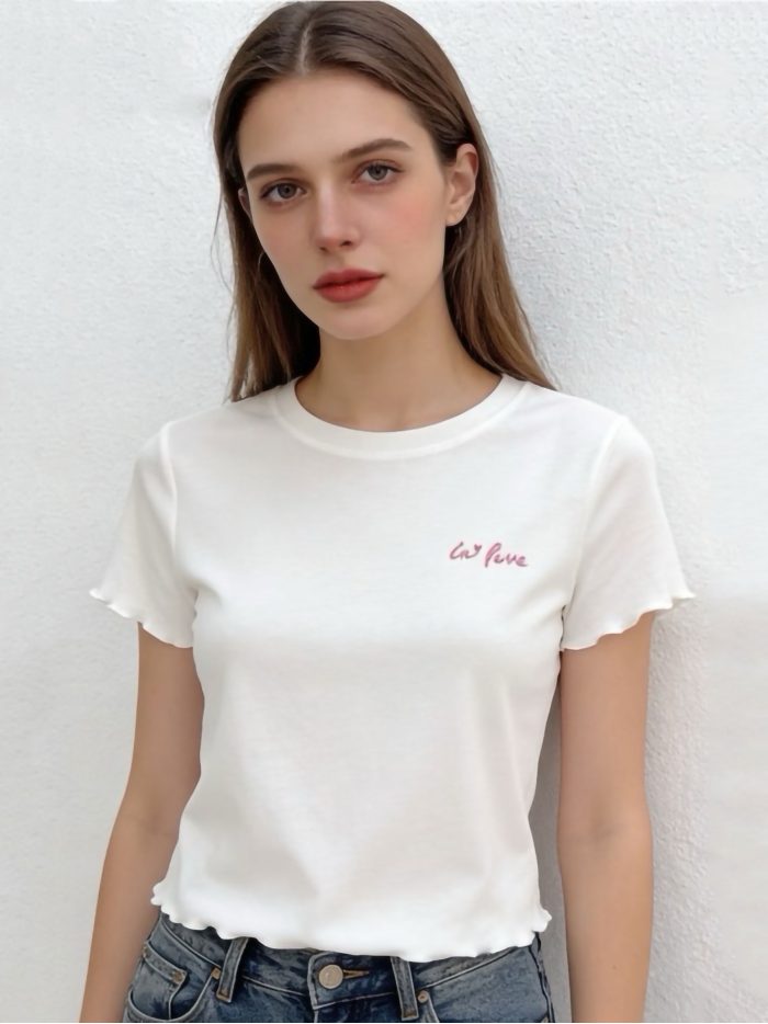 Camiseta "in love" bordada y acabado ondulado