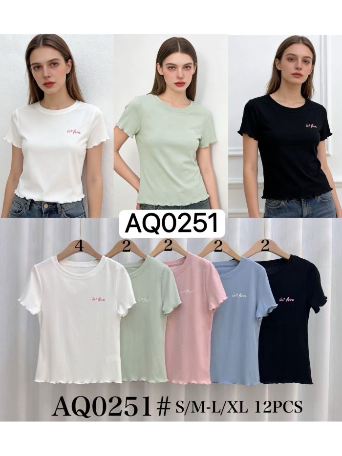 Camiseta "in love" bordada y acabado ondulado