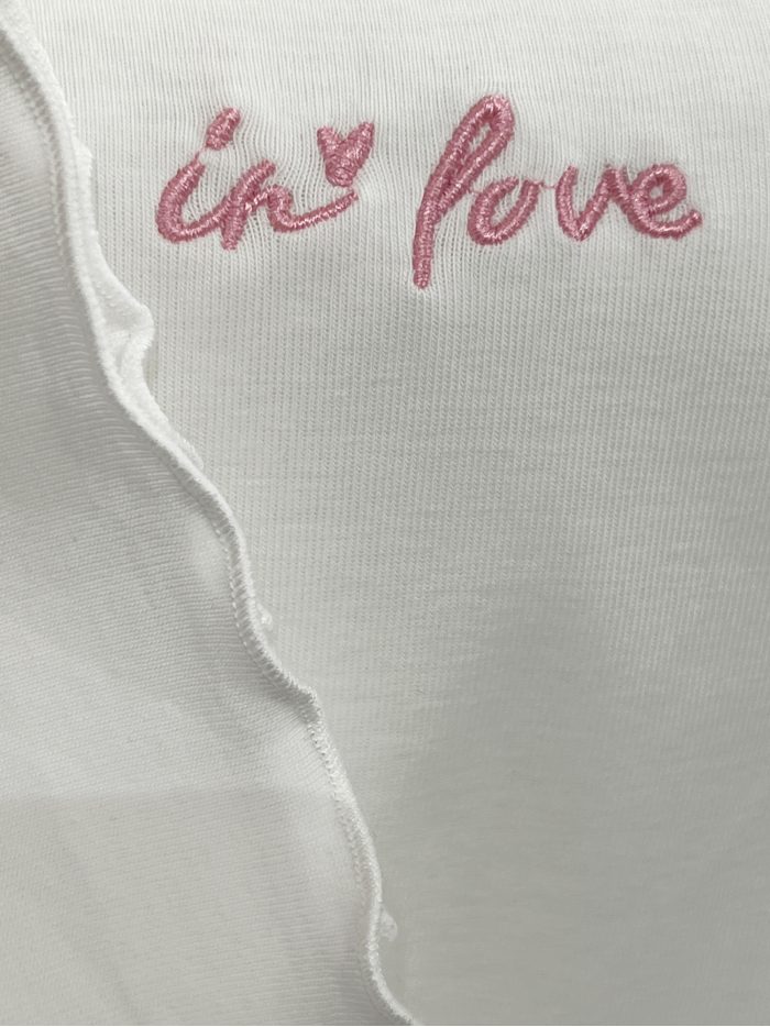 Camiseta "in love" bordada y acabado ondulado