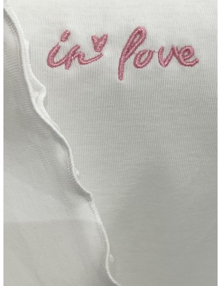 Camiseta "in love" bordada y acabado ondulado