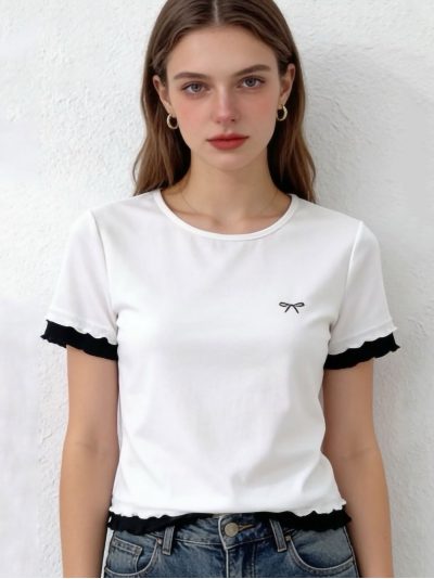 Camiseta ribete bicolor y bordada lazo