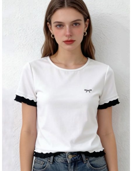 T-shirt avec bordure bicolore et nœud brodé