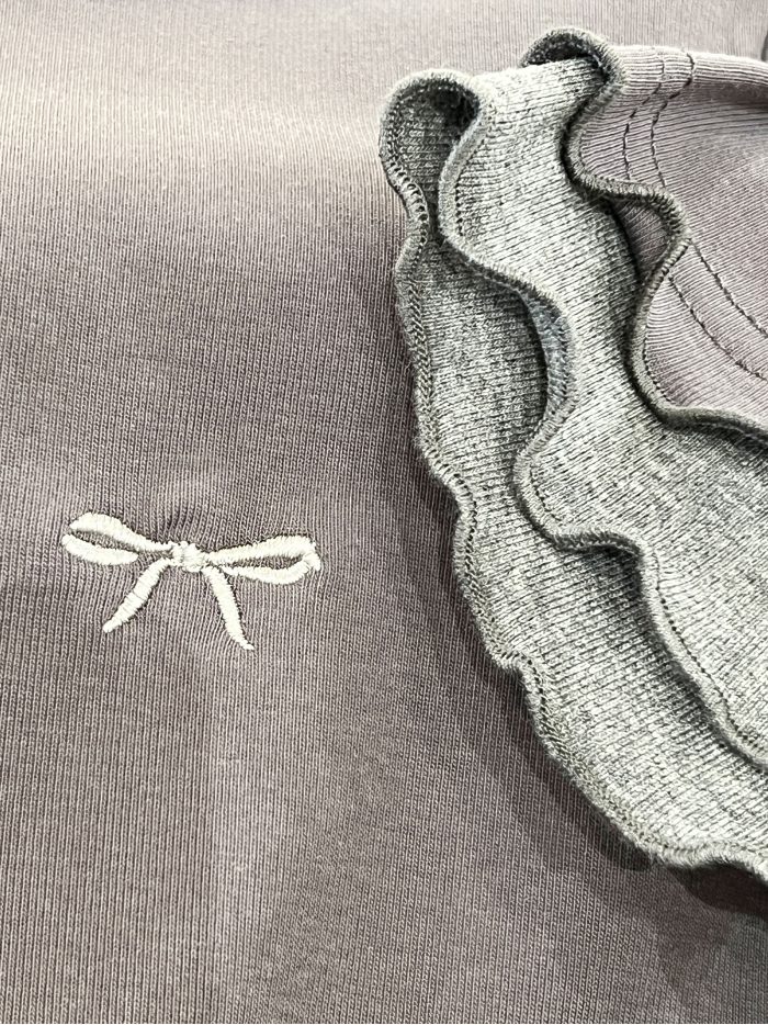 T-shirt avec bordure bicolore et nœud brodé