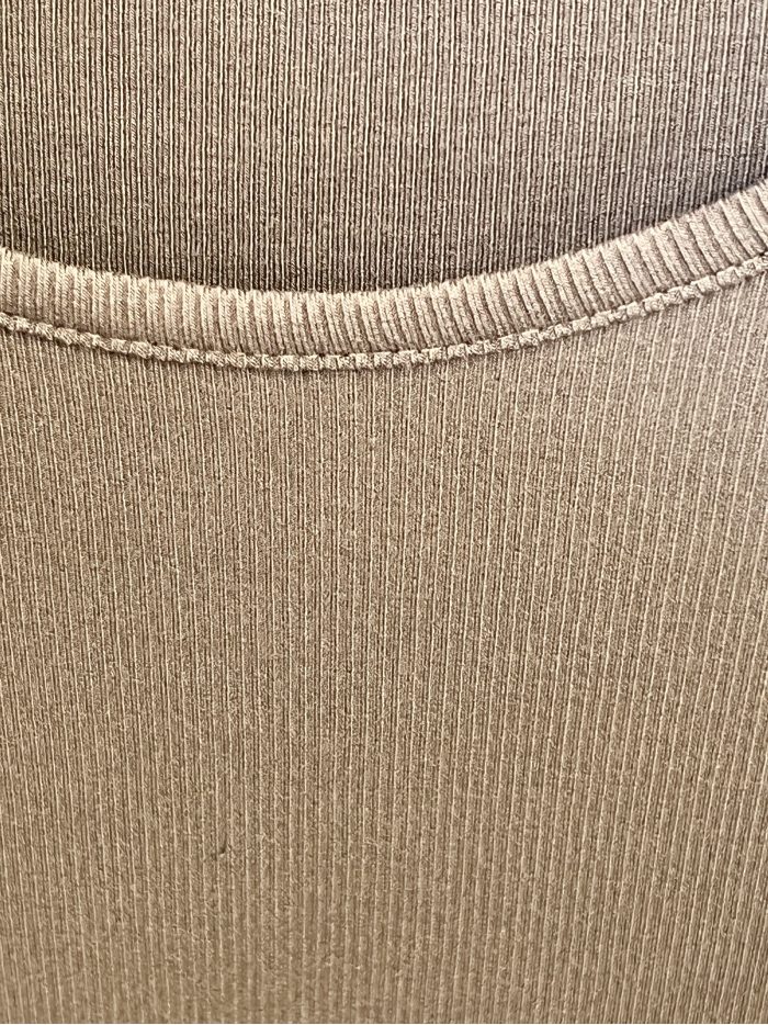 Geripptes T-Shirt mit Rundhalsausschnitt