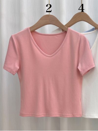 Camiseta canelada com decote em V