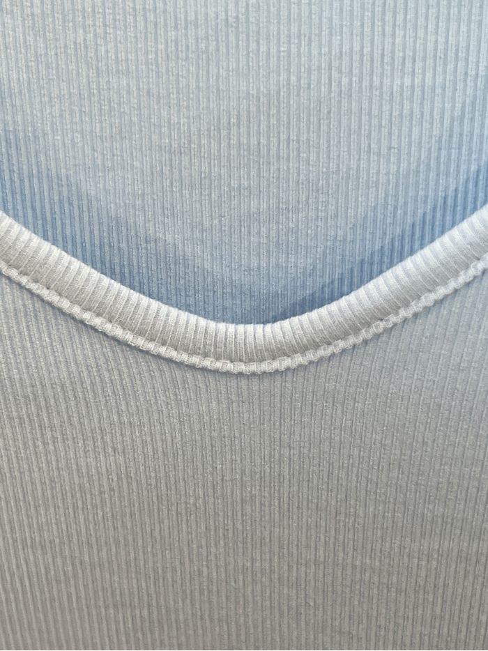 Camiseta canalé cuello pico