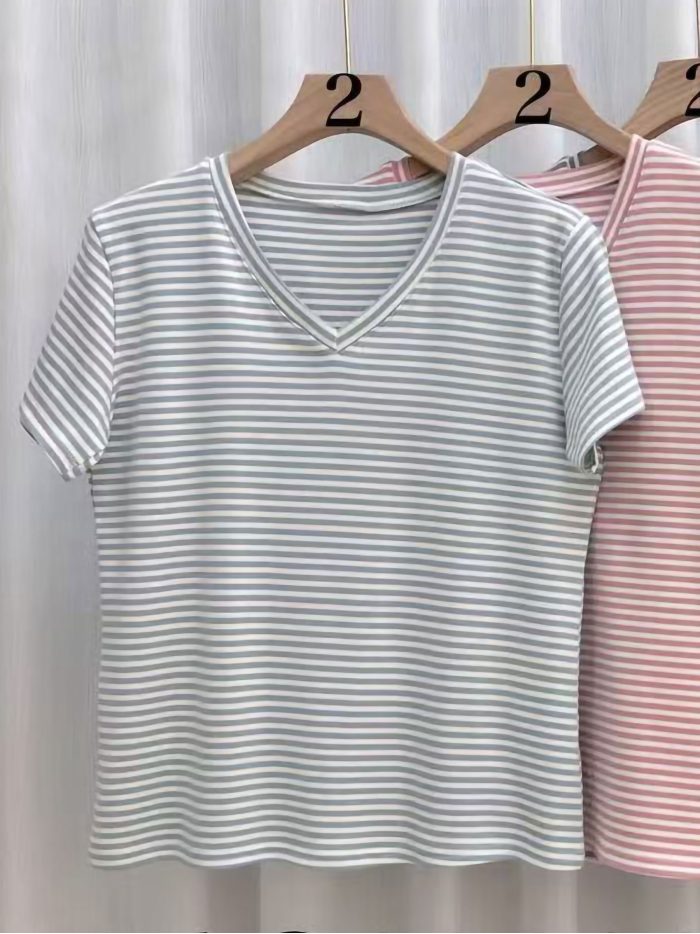 Maglietta a righe con scollo a V
