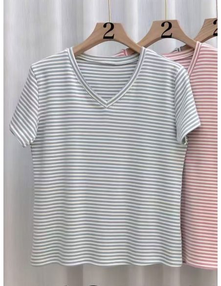 Maglietta a righe con scollo a V