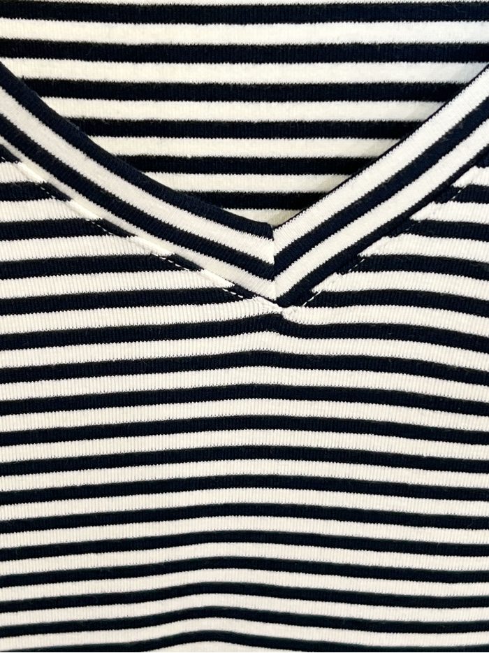 Maglietta a righe con scollo a V