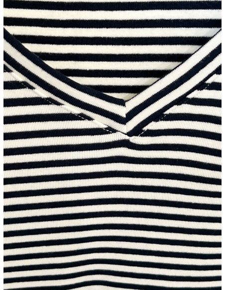 Maglietta a righe con scollo a V