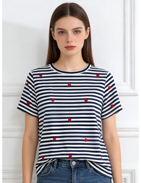 Gestreiftes T-Shirt mit gestickten Herzen