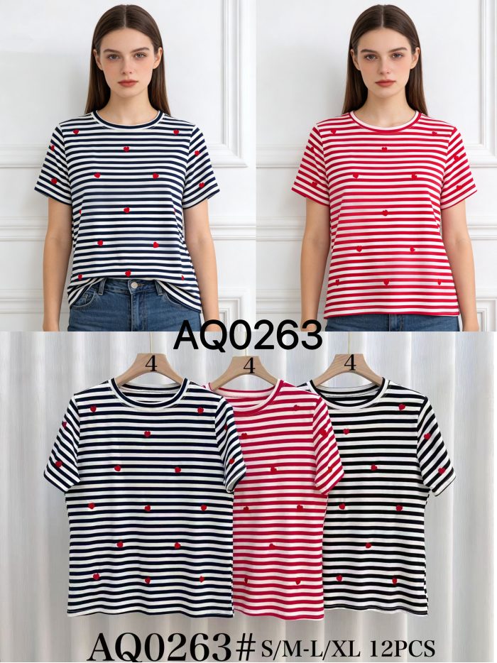 Gestreiftes T-Shirt mit gestickten Herzen