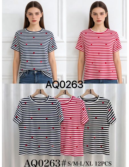 Gestreiftes T-Shirt mit gestickten Herzen