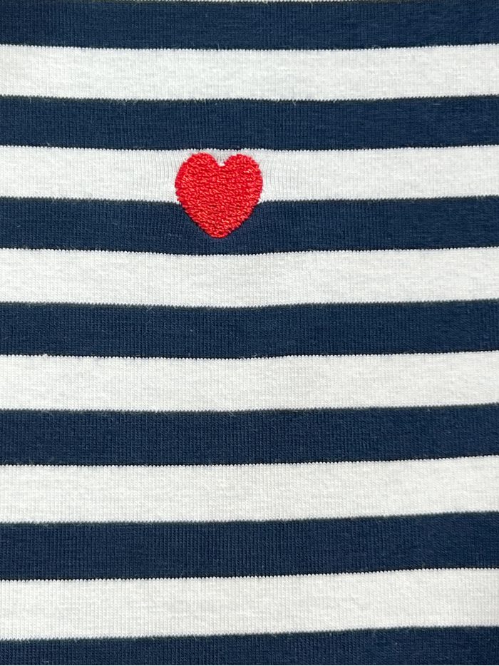 Gestreiftes T-Shirt mit gestickten Herzen