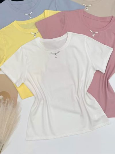 T-shirt uni avec un ours en peluche suspendu