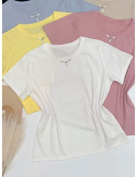 T-shirt uni avec un ours en peluche suspendu