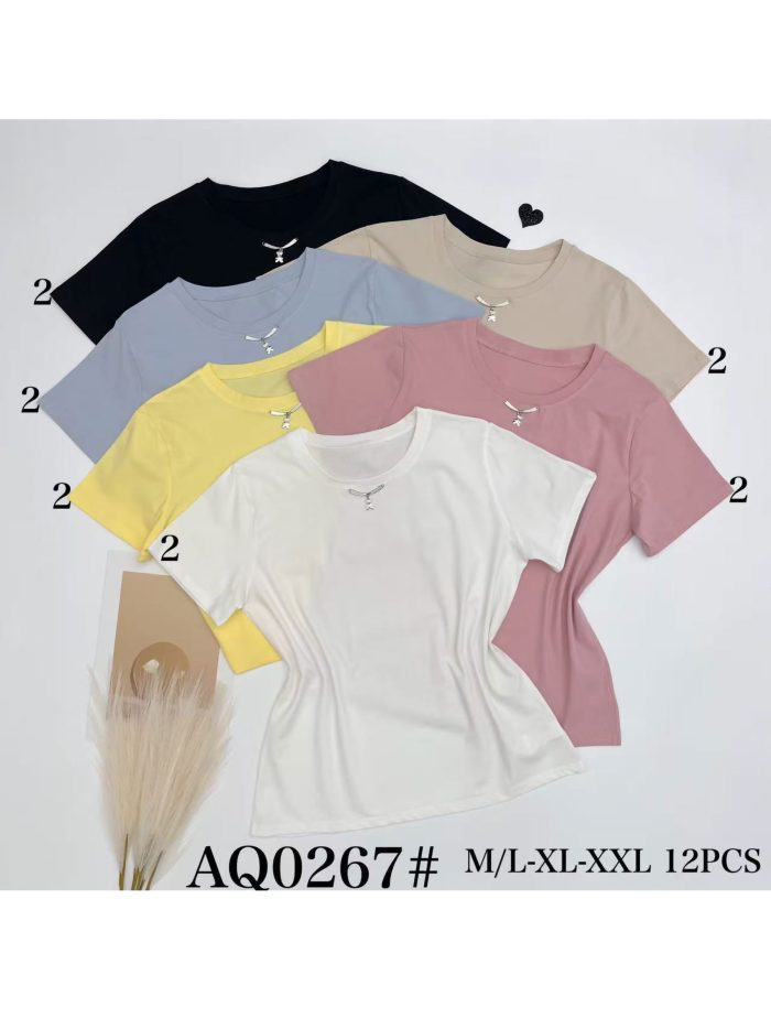 T-shirt uni avec un ours en peluche suspendu